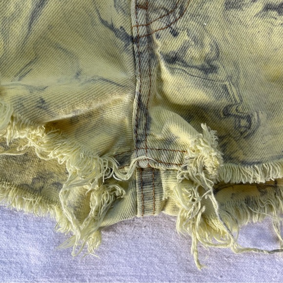 Levi’s Vintage Marble Dyed Yellow Distressed Denim Cutoff Jean Shorts - Picture 5 of 13